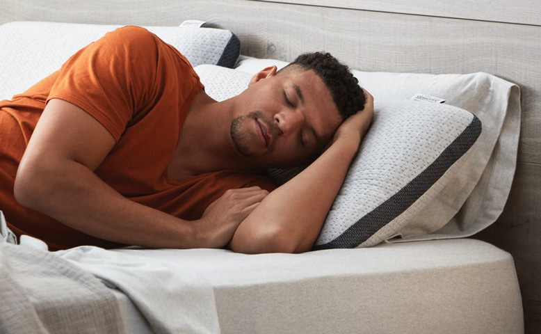 a man is sleeping on the hybrid beautyrest mattress