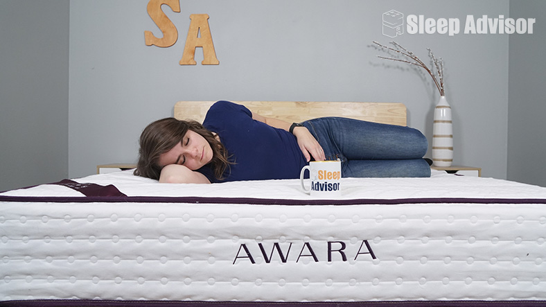 Testing-bounce-of-the-Awara-mattress Testing bounce of the Awara mattress