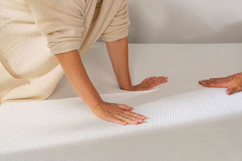 two persons are pressing Emma CliMax mattress
