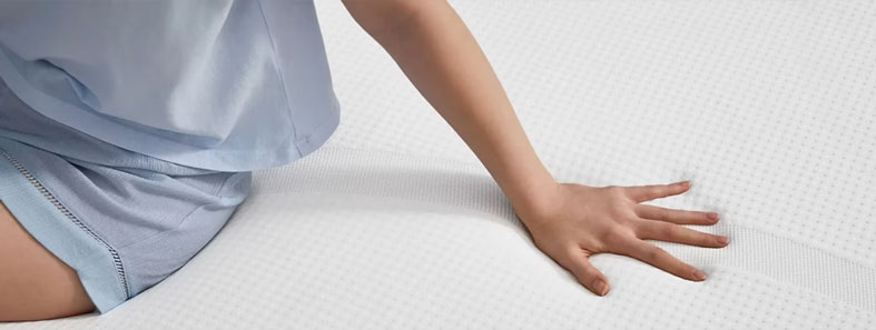 woman-is-sitting-on-tempur-pedic-mattress woman is sitting on tempur-pedic mattress