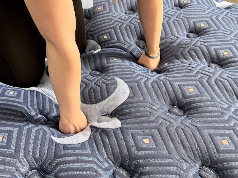 motion-isolation-test-sleep-advisor Testing Motion Isolation in a Mattress